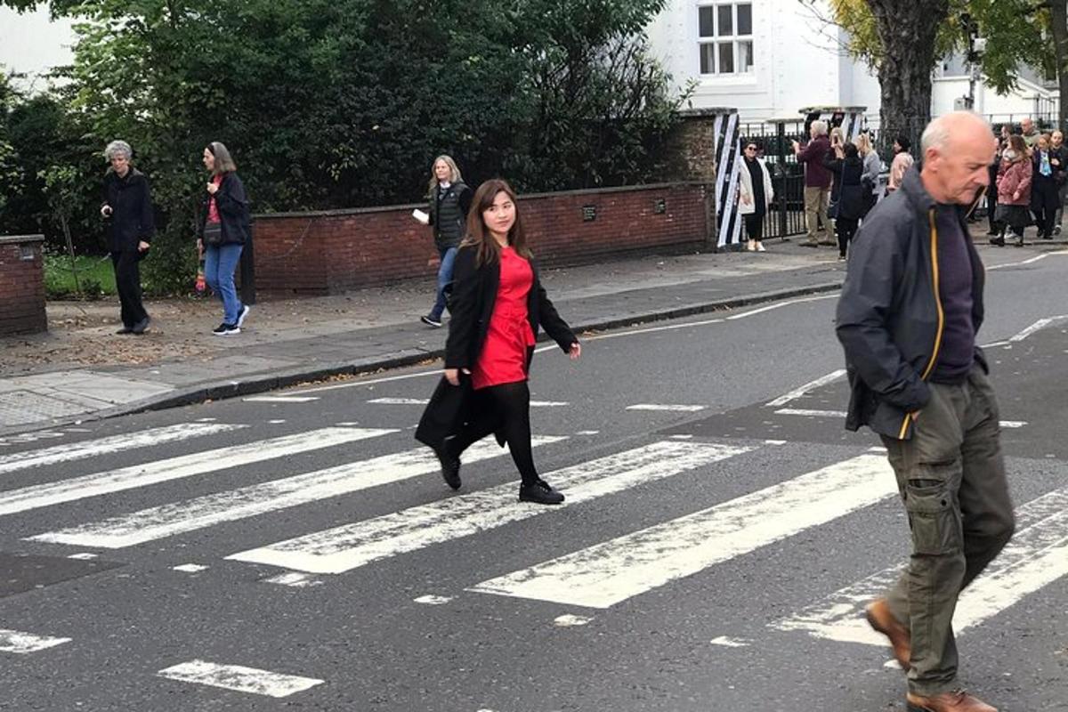 una donna che attraversa le strisce pedonali in una strada