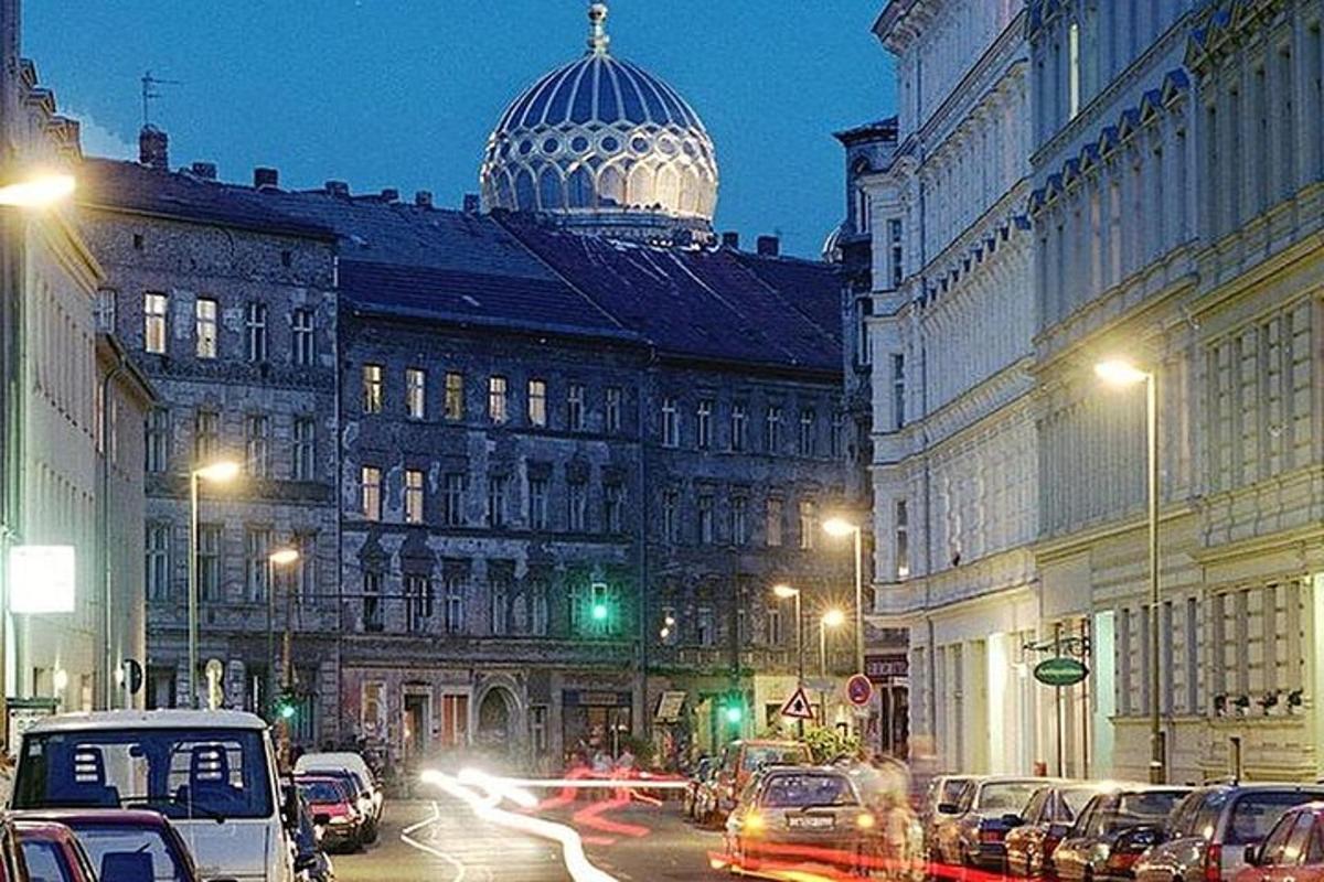 tiheda liiklusega linnatänav, kus asub suur kupliga hoone
