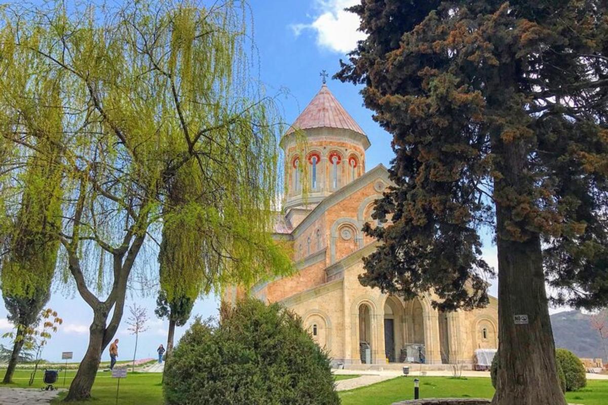 egy nagy templom toronnyal egy parkban