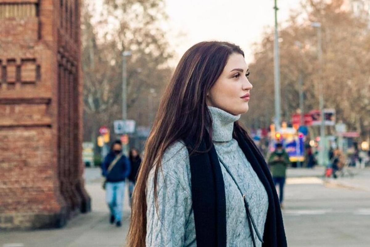 una mujer parada en una calle de la ciudad