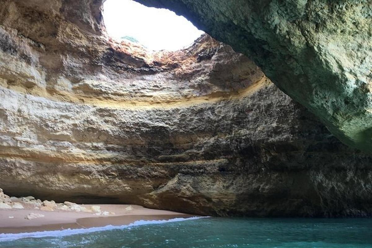 jama s plažo in vodo