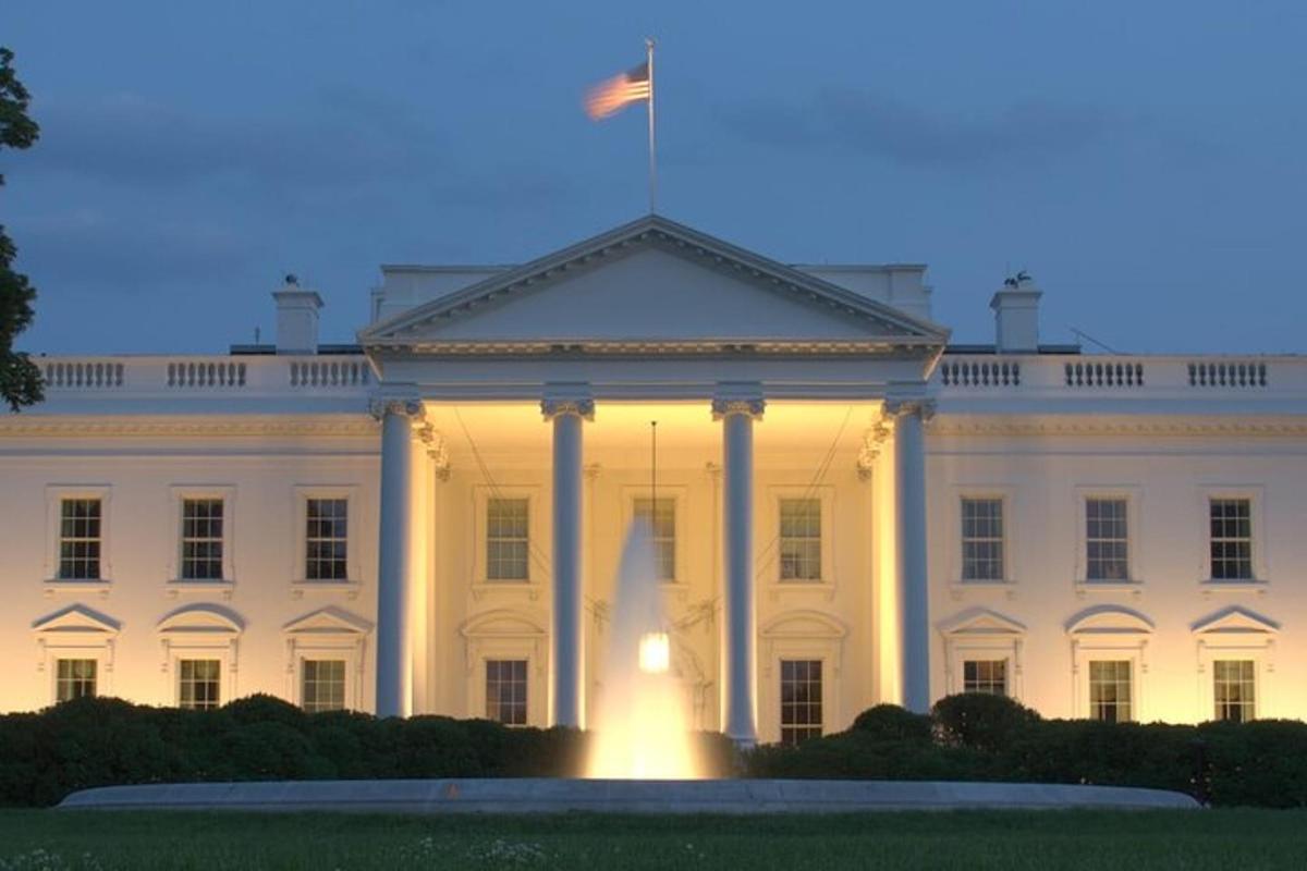 la casa bianca con una bandiera americana in cima