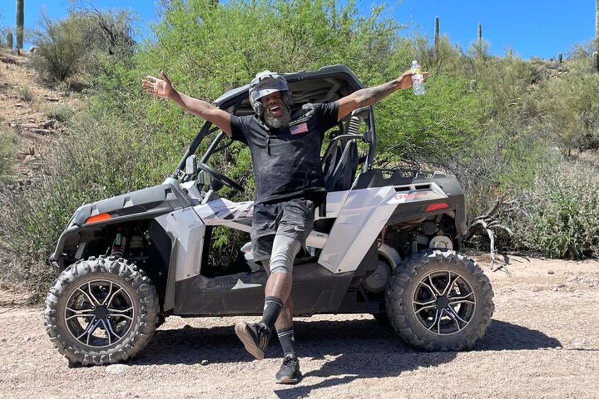 un uomo seduto sul retro di una jeep