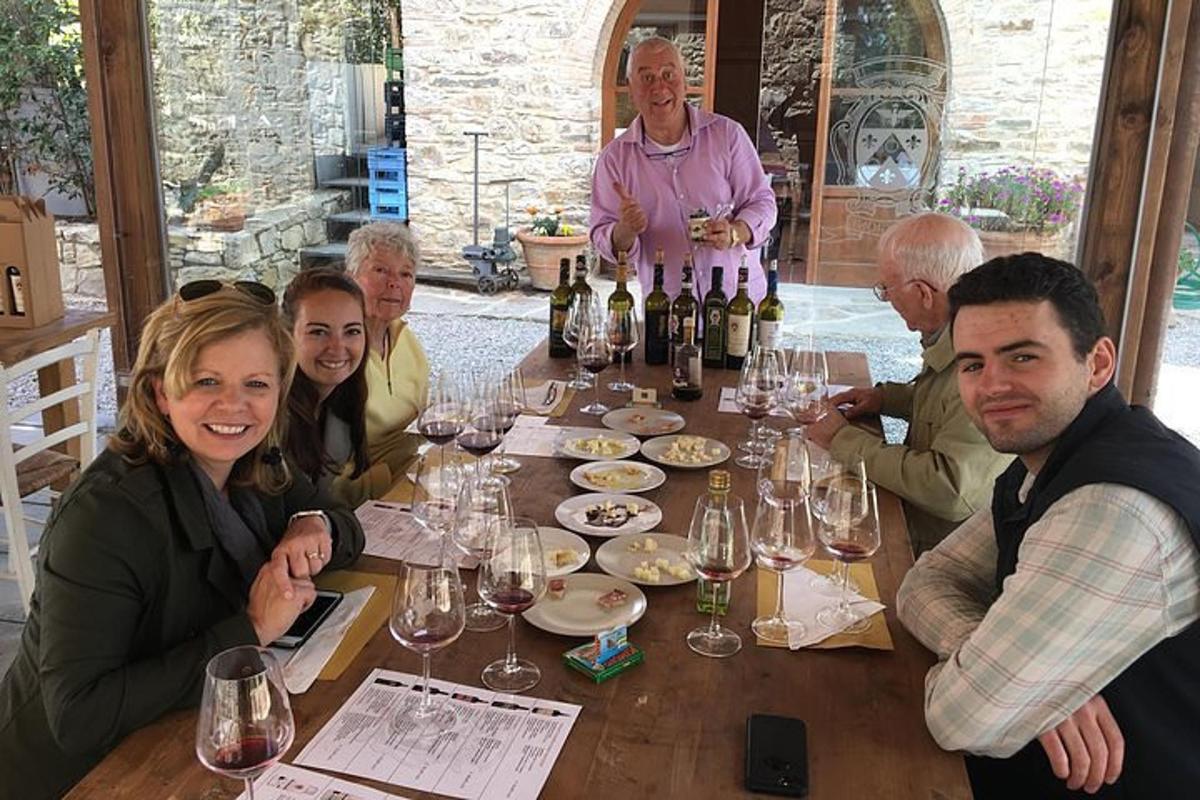un groupe de personnes assises autour d'une table avec des bouteilles de vin