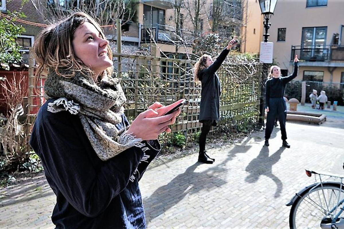 een groep vrouwen die op een stoep staan en naar hun mobiele telefoons kijken
