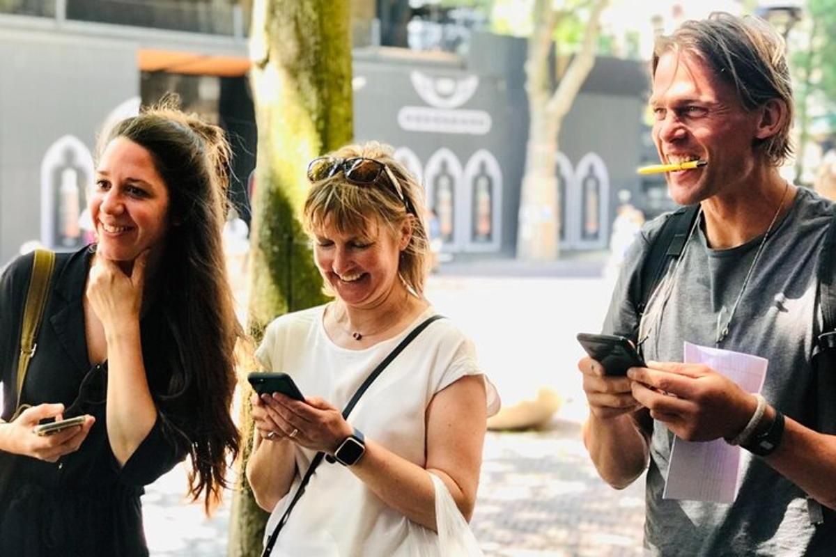 een groep mensen die naar hun mobiele telefoons kijken