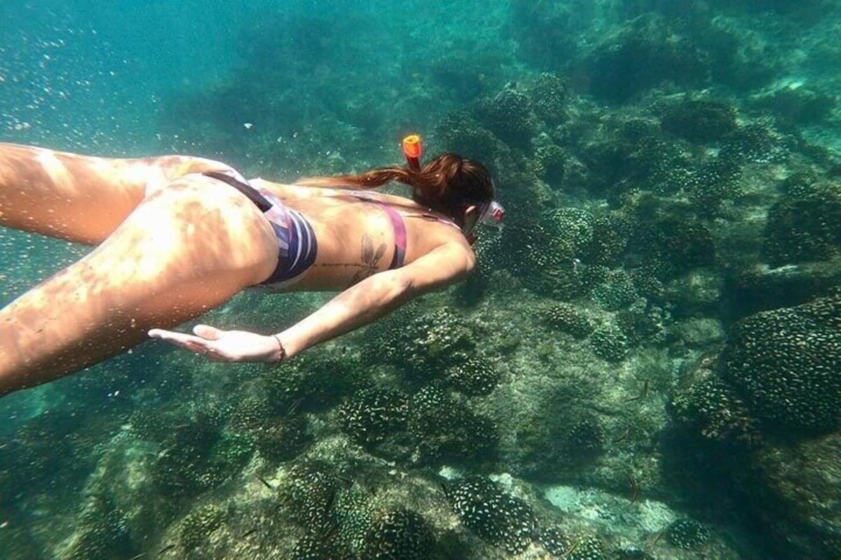 een vrouw zwemt in het water
