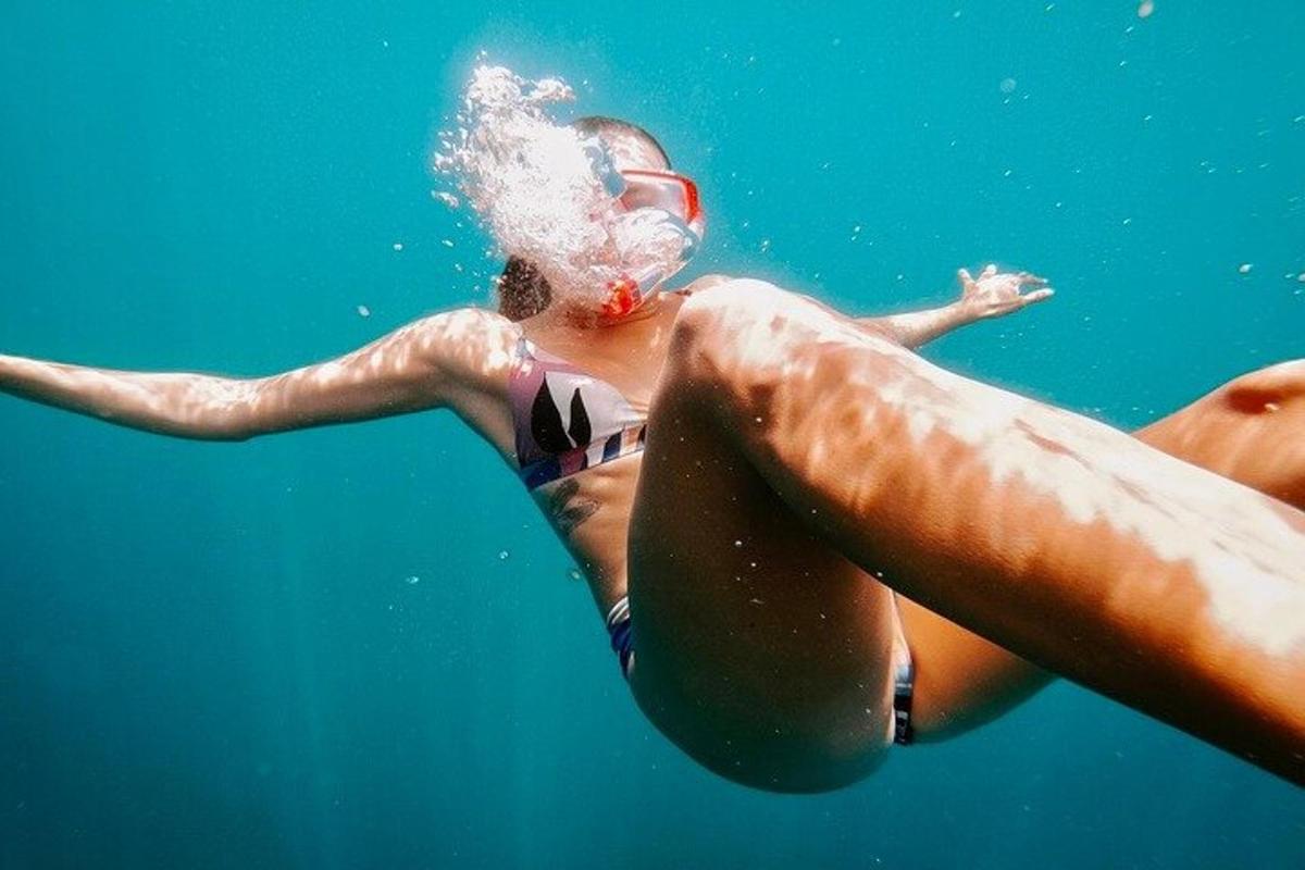 seorang wanita berenang di dalam air di dalam air