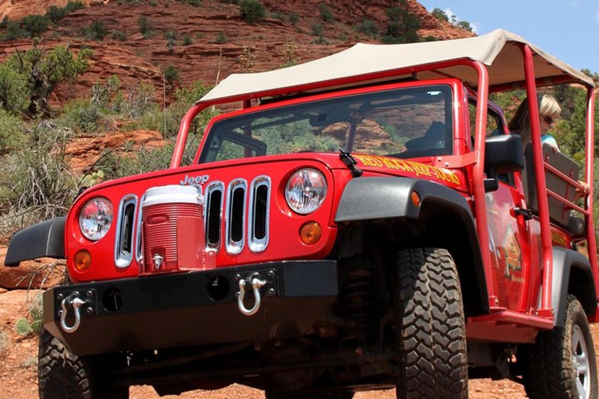 una jeep rossa con una tenda sopra