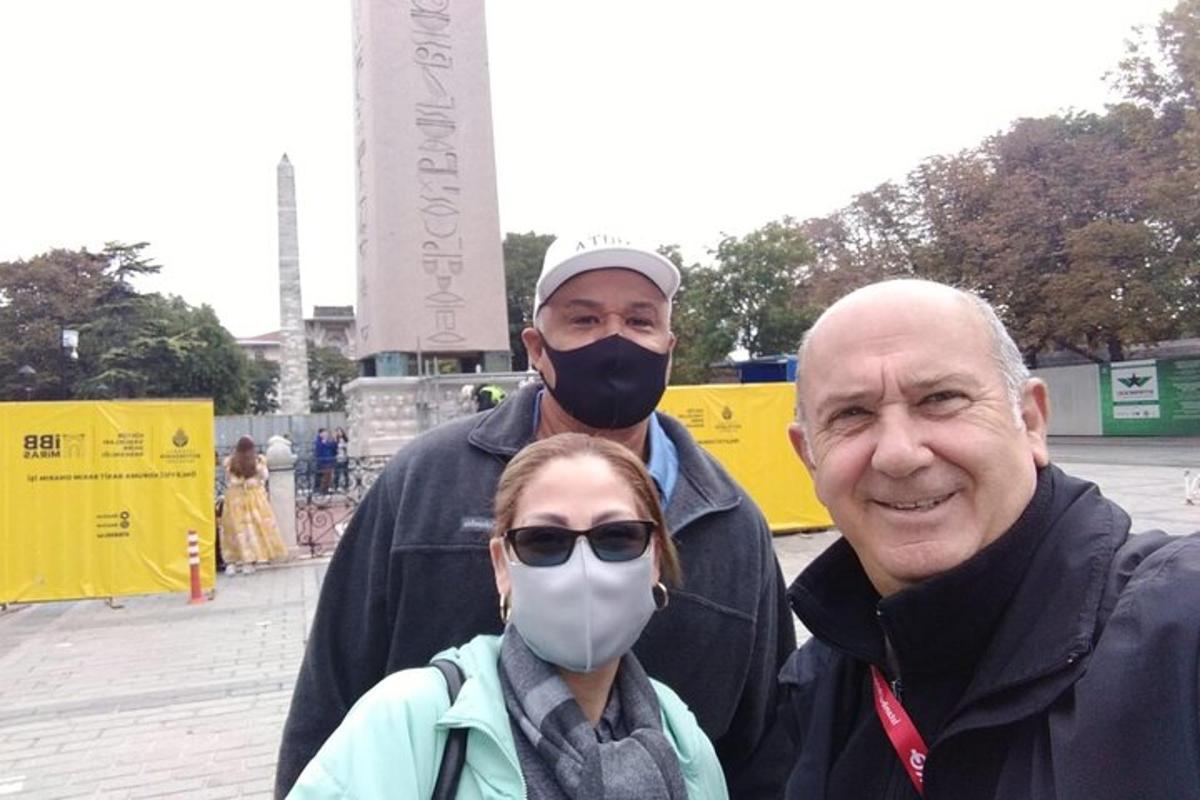 dva moška in ženska, ki nosita plinsko masko