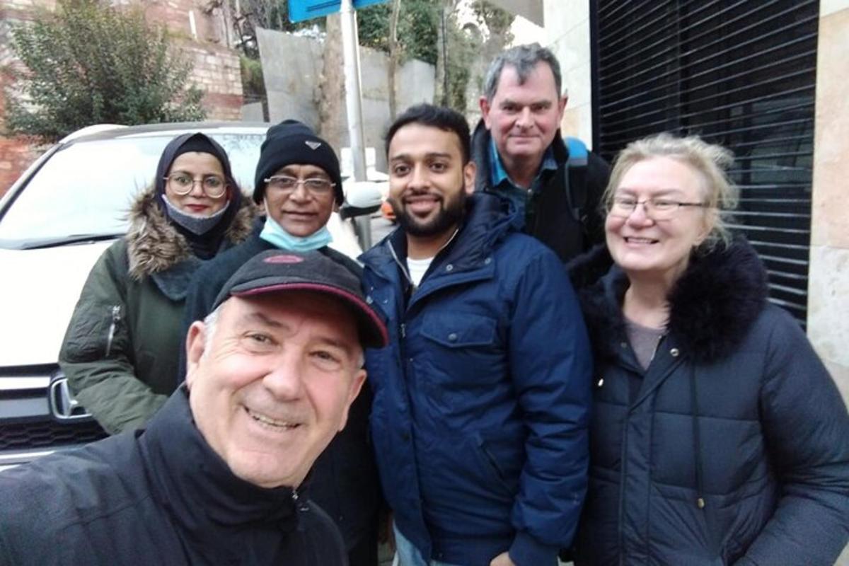um grupo de pessoas posando para uma foto