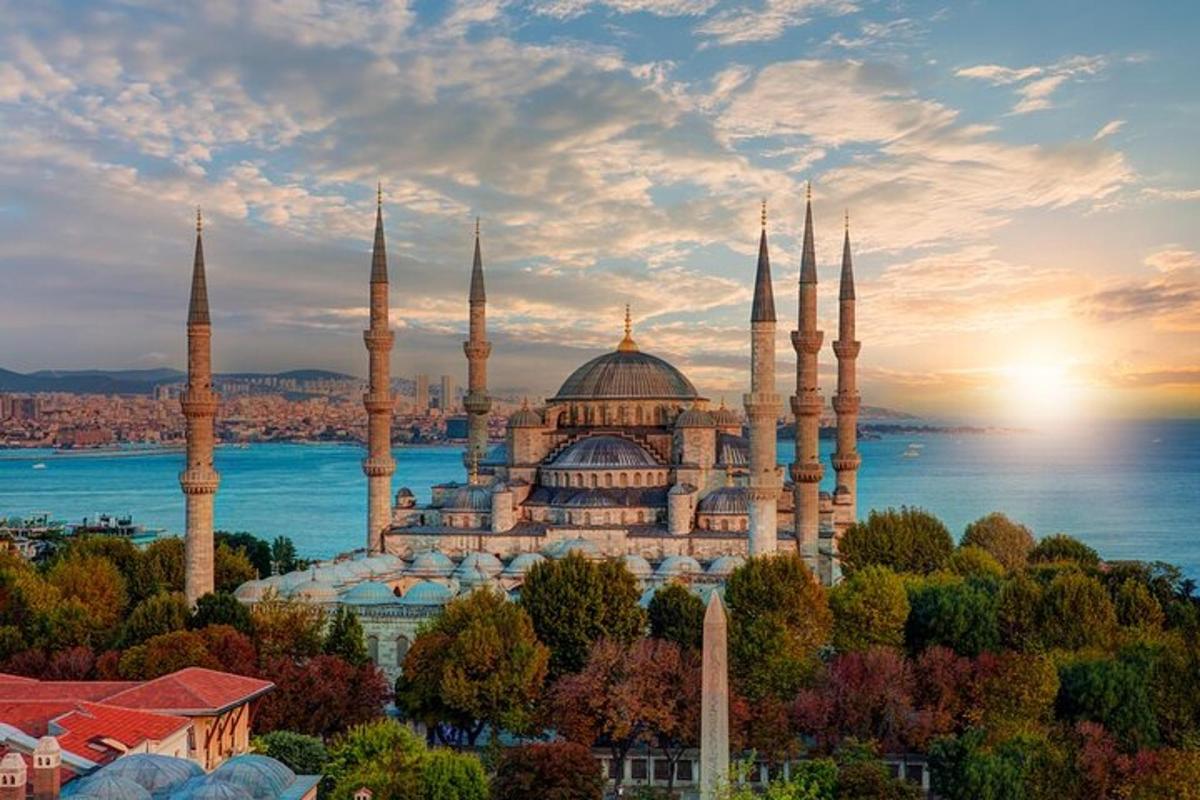 um grande edifício com muitas cúpulas e minaretes
