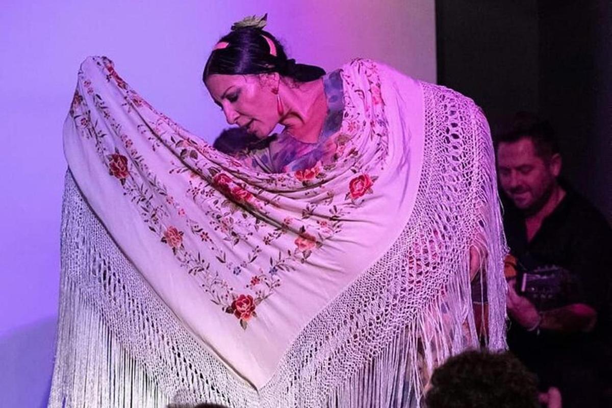 una mujer con un chal en un escenario