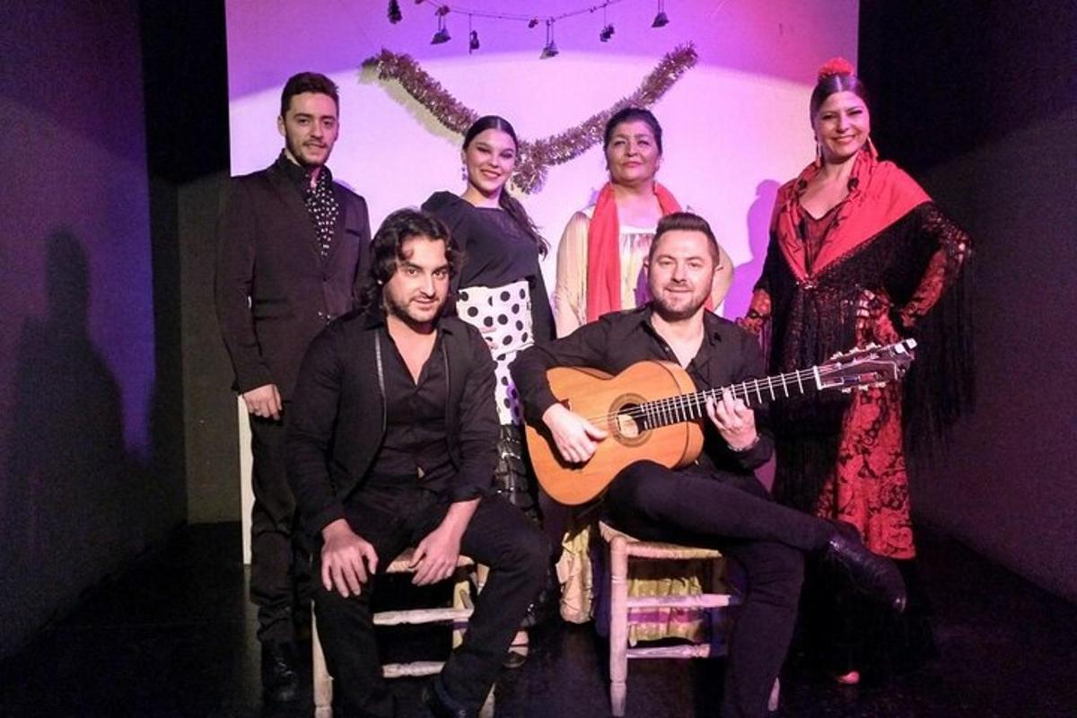 Un grupo de personas posando para una foto con una guitarra.