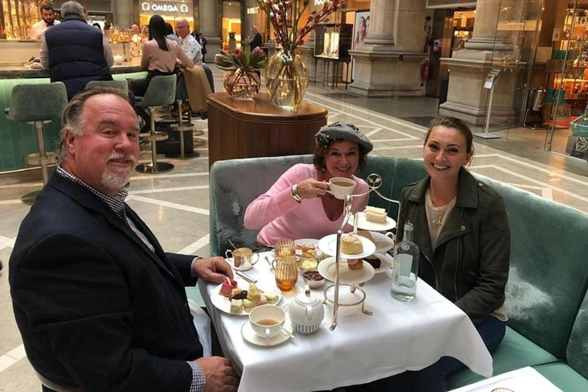 tre personer sitter ved et bord på en restaurant