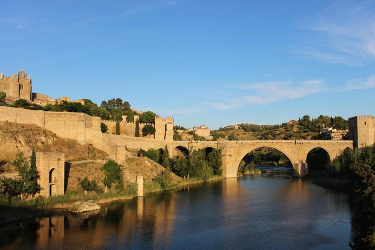 uma ponte sobre um rio ao lado de um castelo