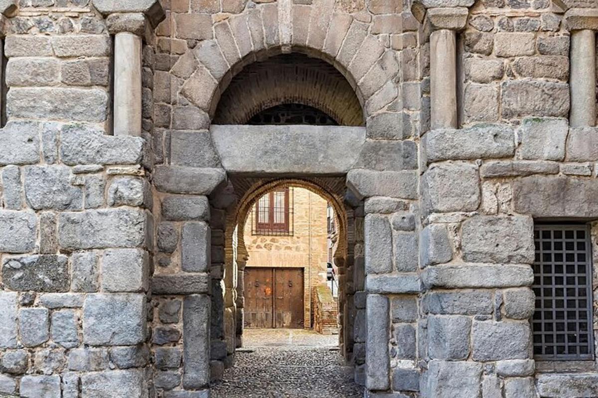 um arco em um edifício de pedra com uma porta