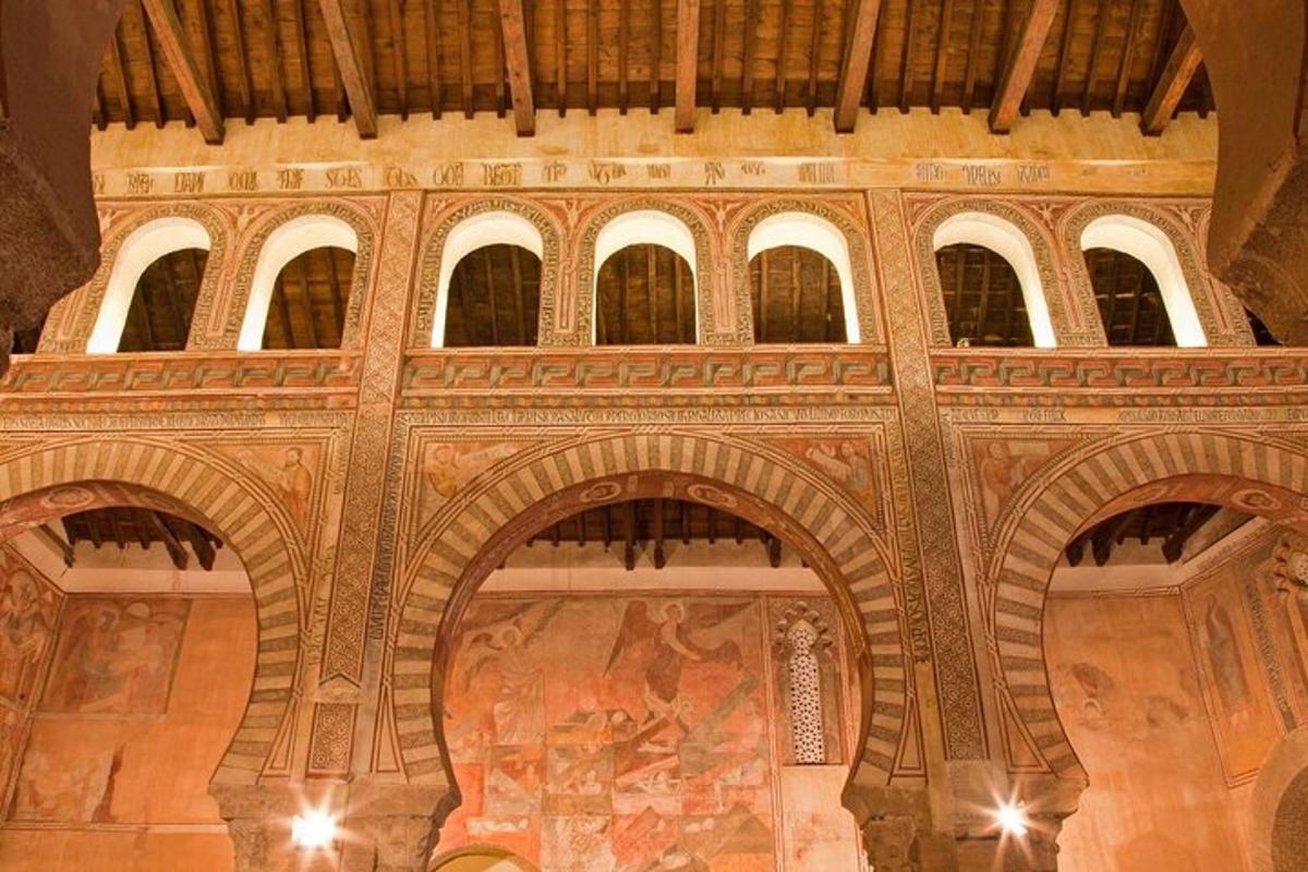 uma sala grande com uma pintura na parede