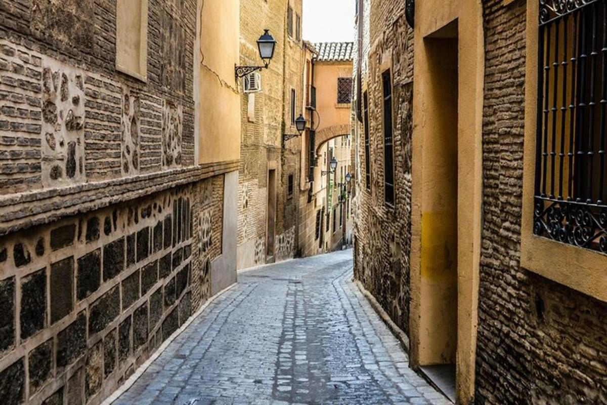 um beco em uma cidade velha com uma rua de paralelepípedos