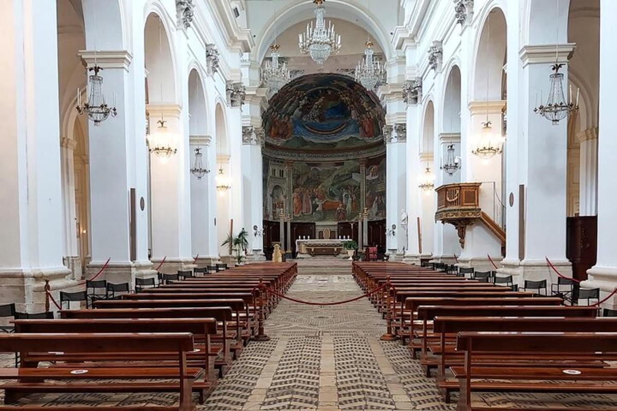 sebuah gereja besar dengan deretan bangku kayu di dalamnya