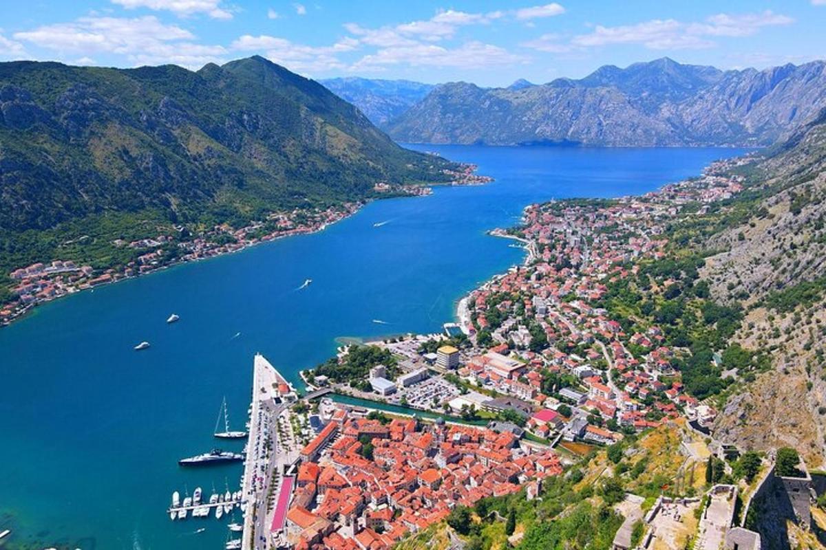 uma vista aérea de uma cidade no meio de um lago
