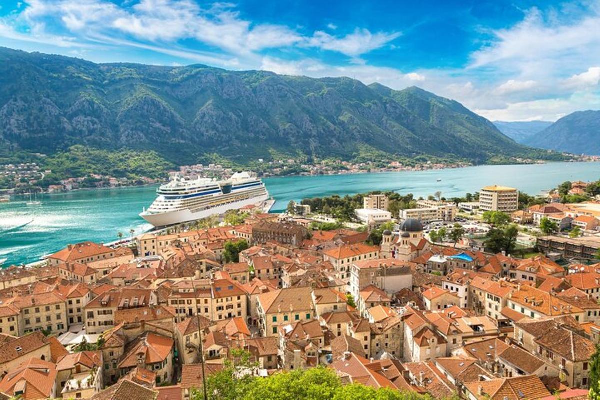 um navio de cruzeiro está atracado em uma cidade com casas
