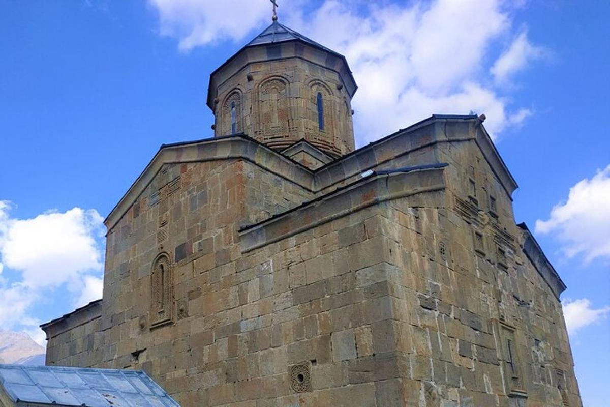 um antigo edifício de tijolos com uma torre no topo