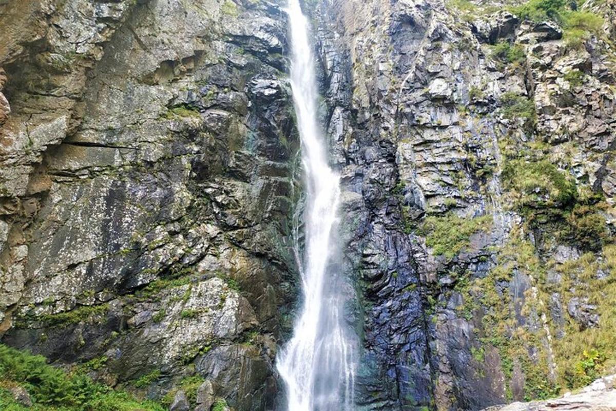 uma cachoeira na encosta de uma montanha rochosa
