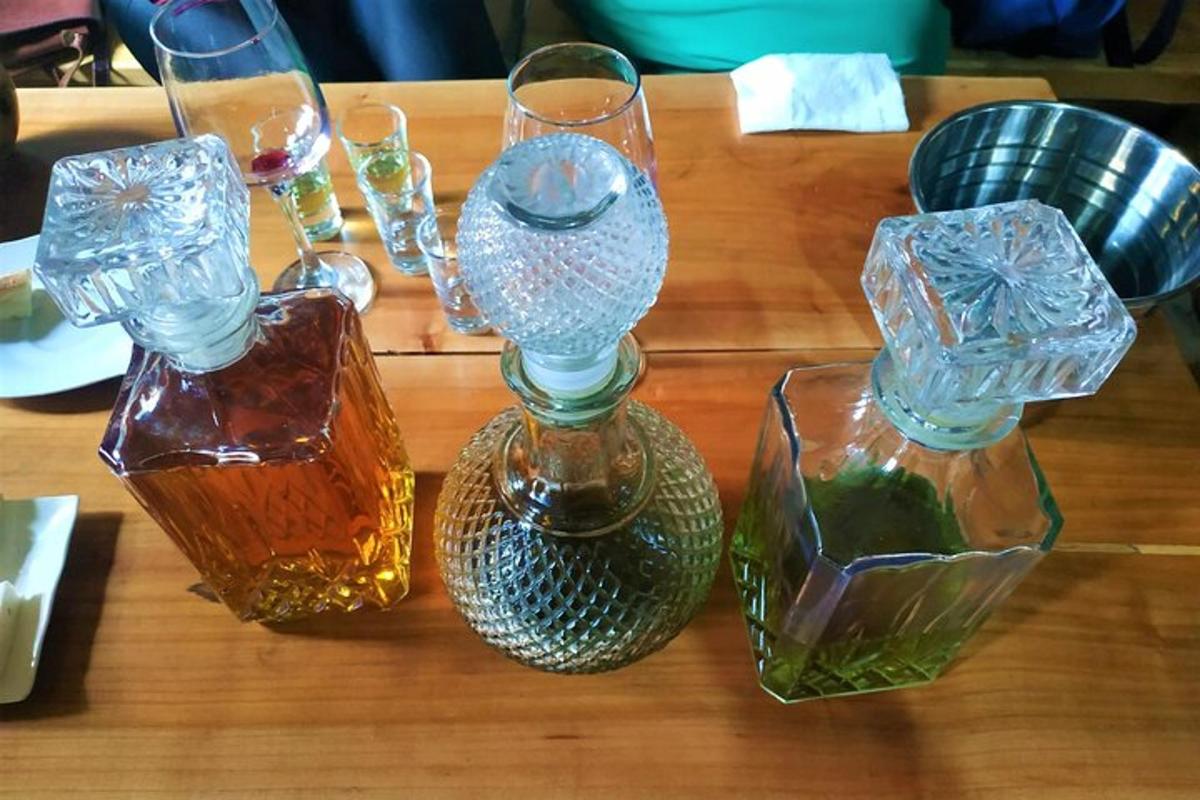 isang table na may tatlong glass vase sa isang table