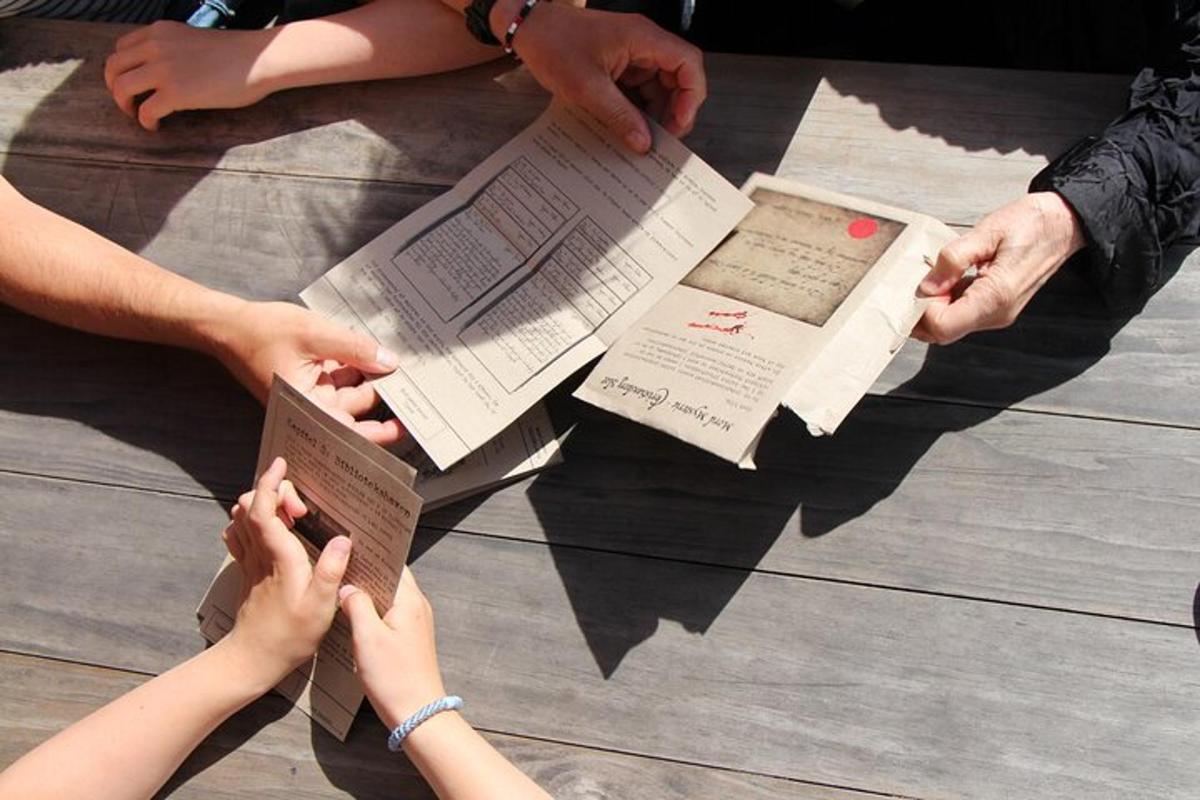 Un grupo de personas sentadas en el suelo leyendo libros.