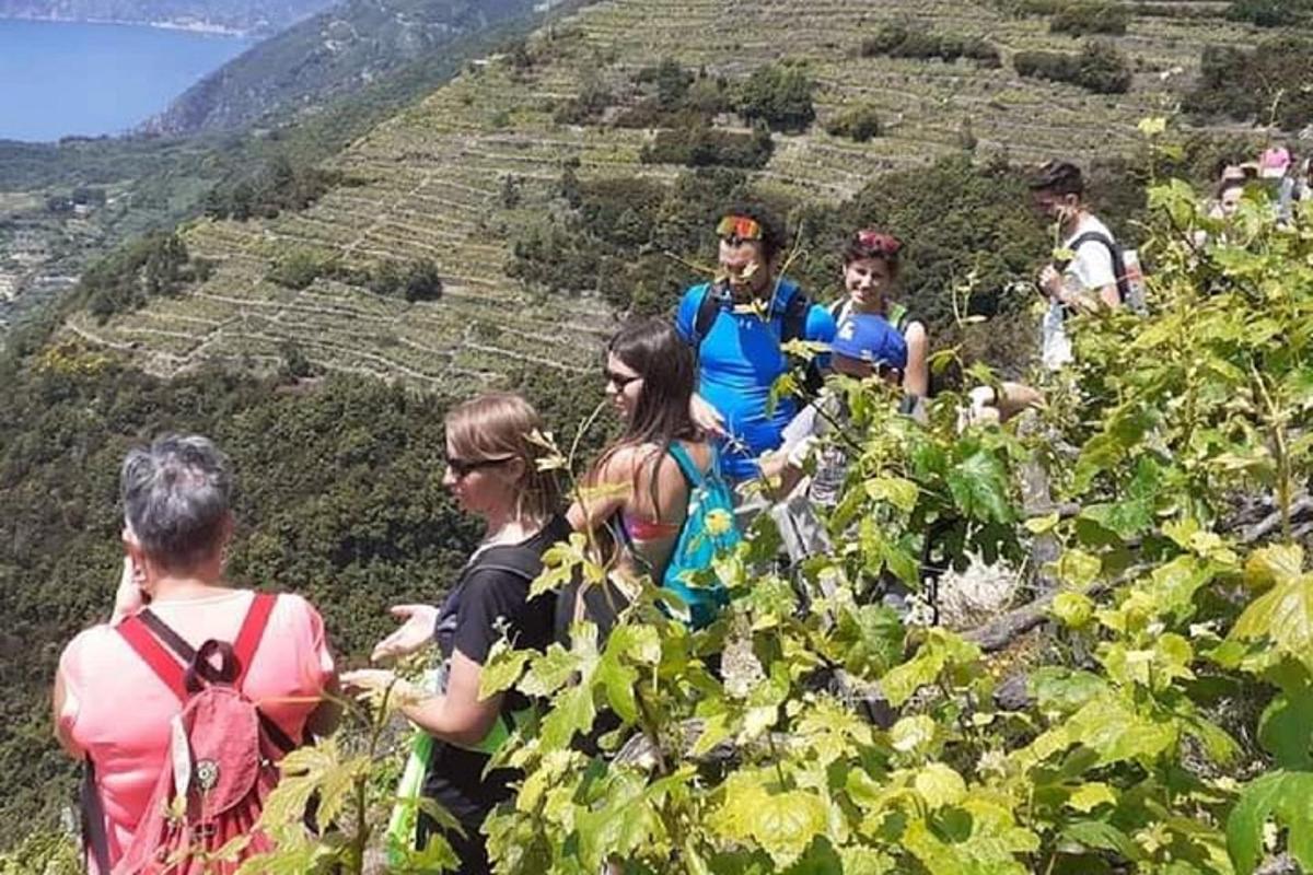 un gruppo di persone in piedi in cima a una collina
