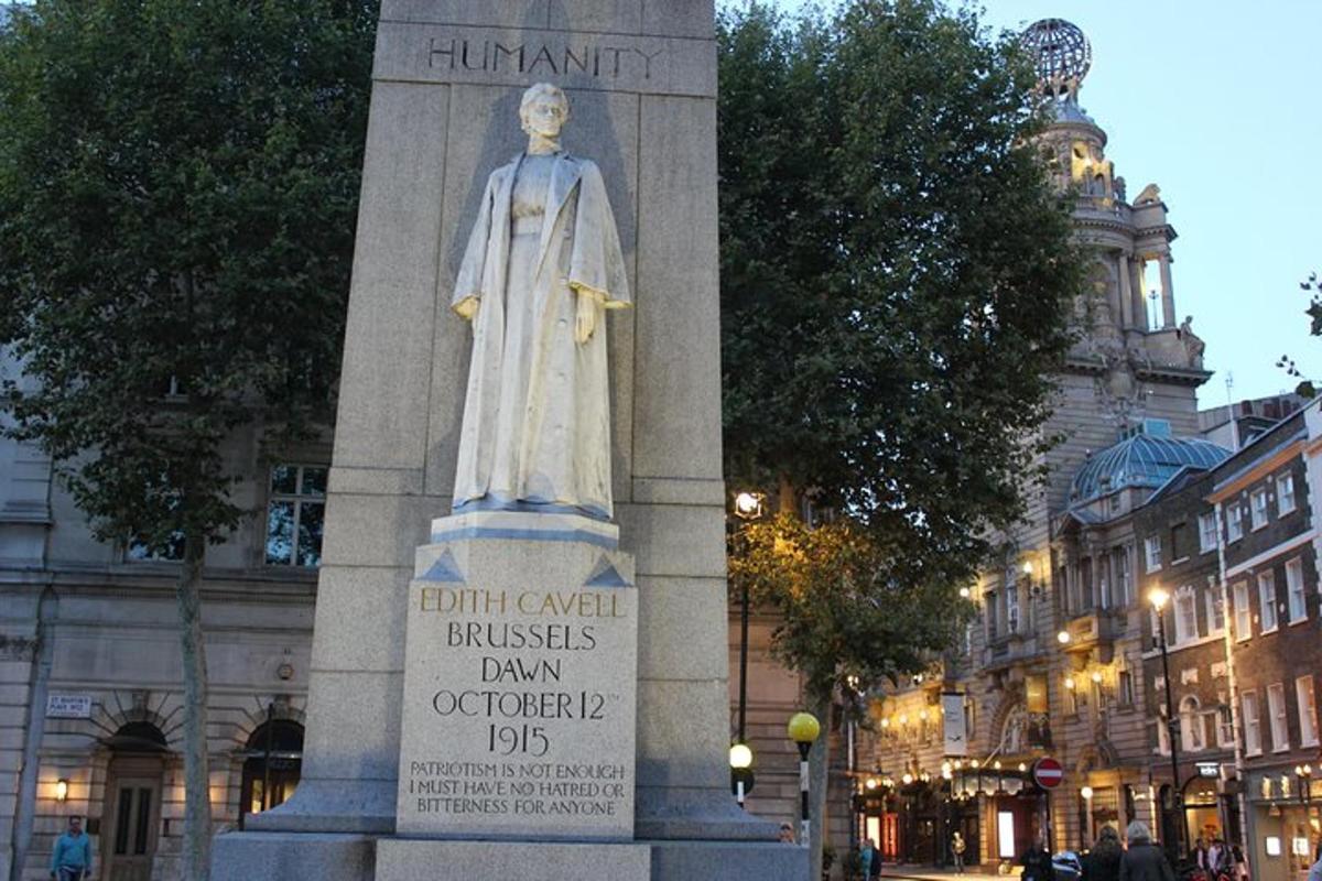 una statua di un uomo di fronte a un edificio