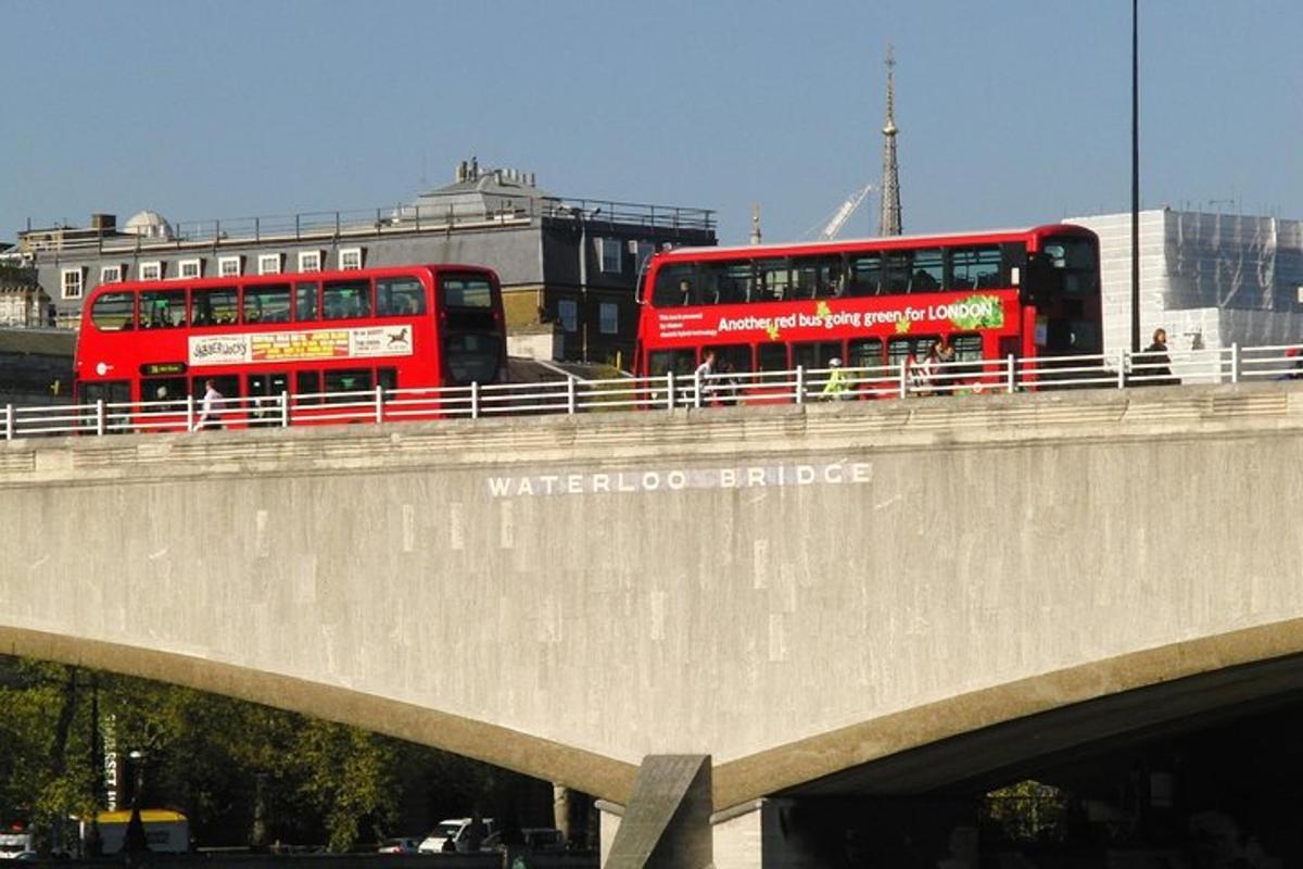 due autobus rossi a due piani su un ponte