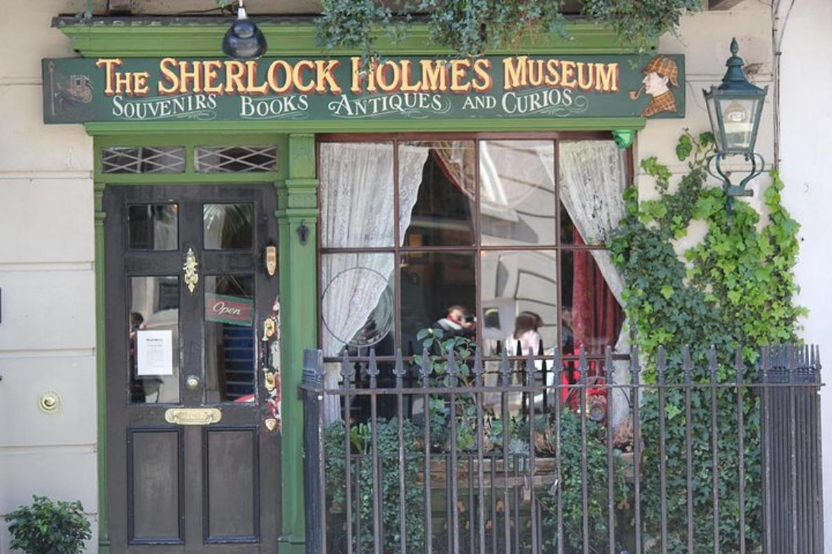 un edificio con un cartello per il museo di Sherlock Holmes