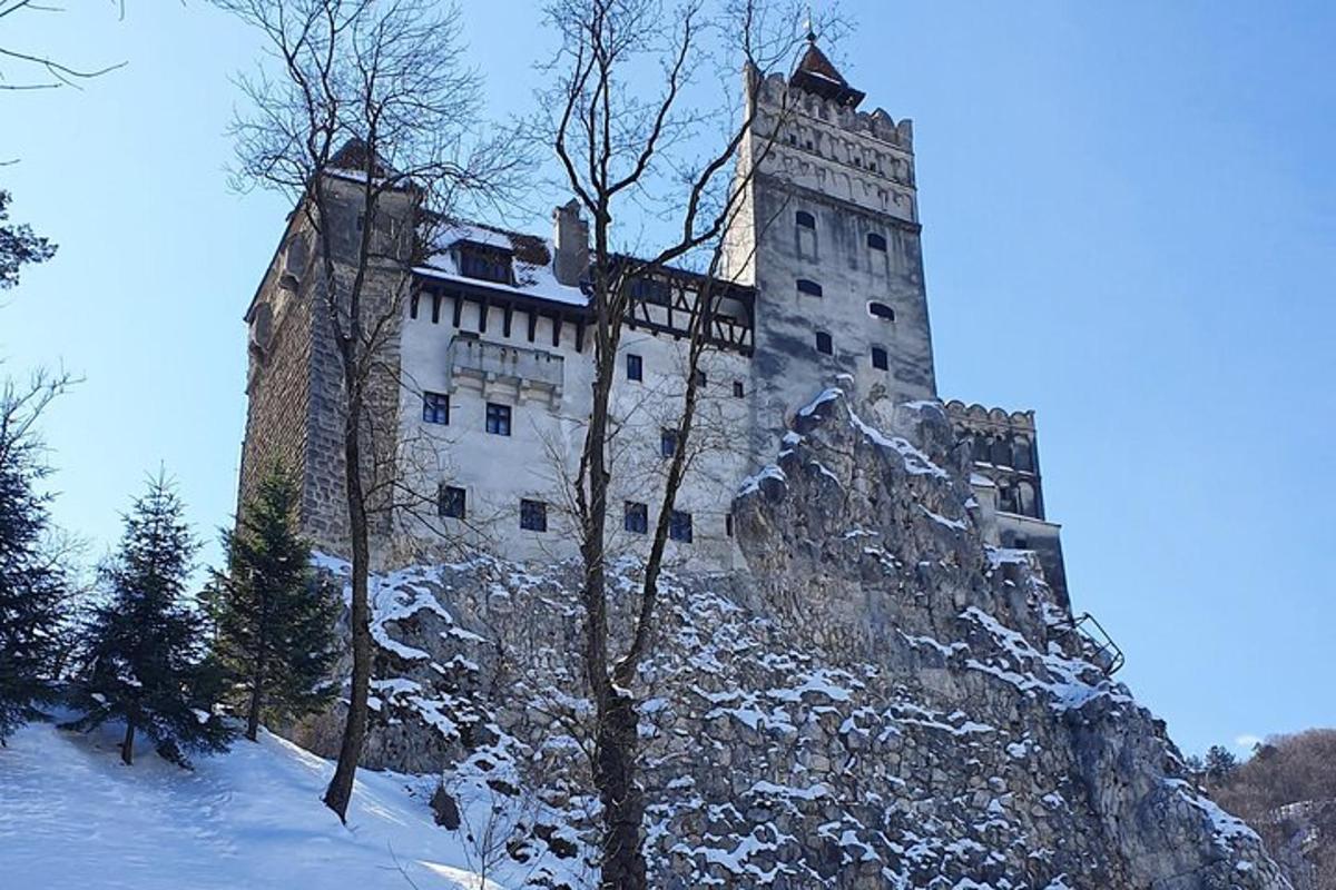 hrad na vrcholu hory ve sněhu