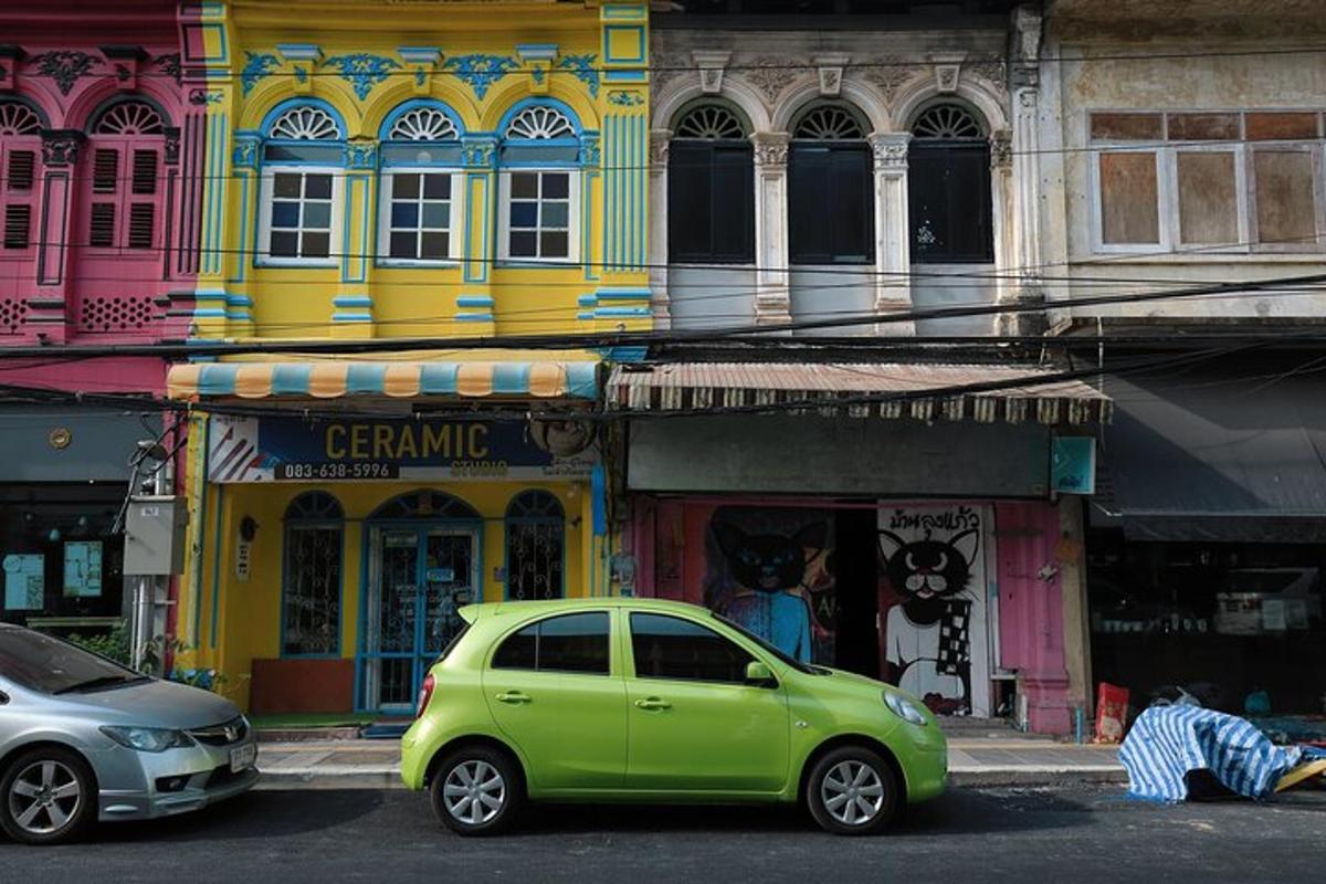 un'auto verde parcheggiata davanti a un edificio