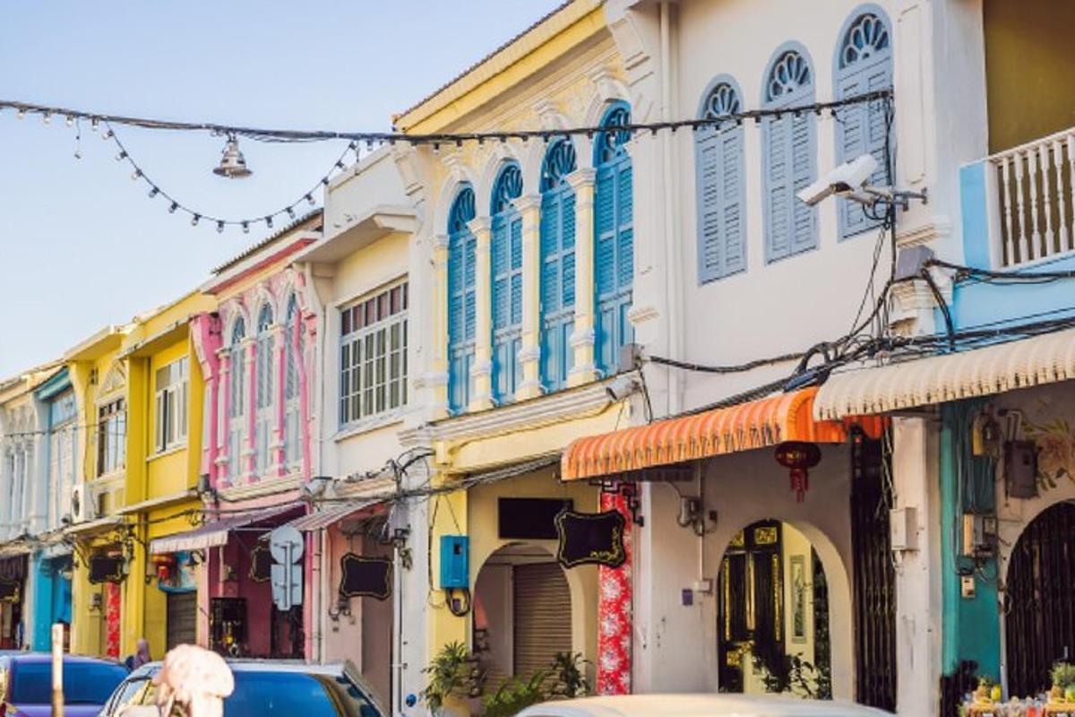 un carrer amb edificis de colors a Singapur
