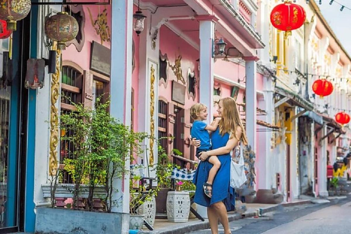 una dona amb un vestit blau que sosté un nen