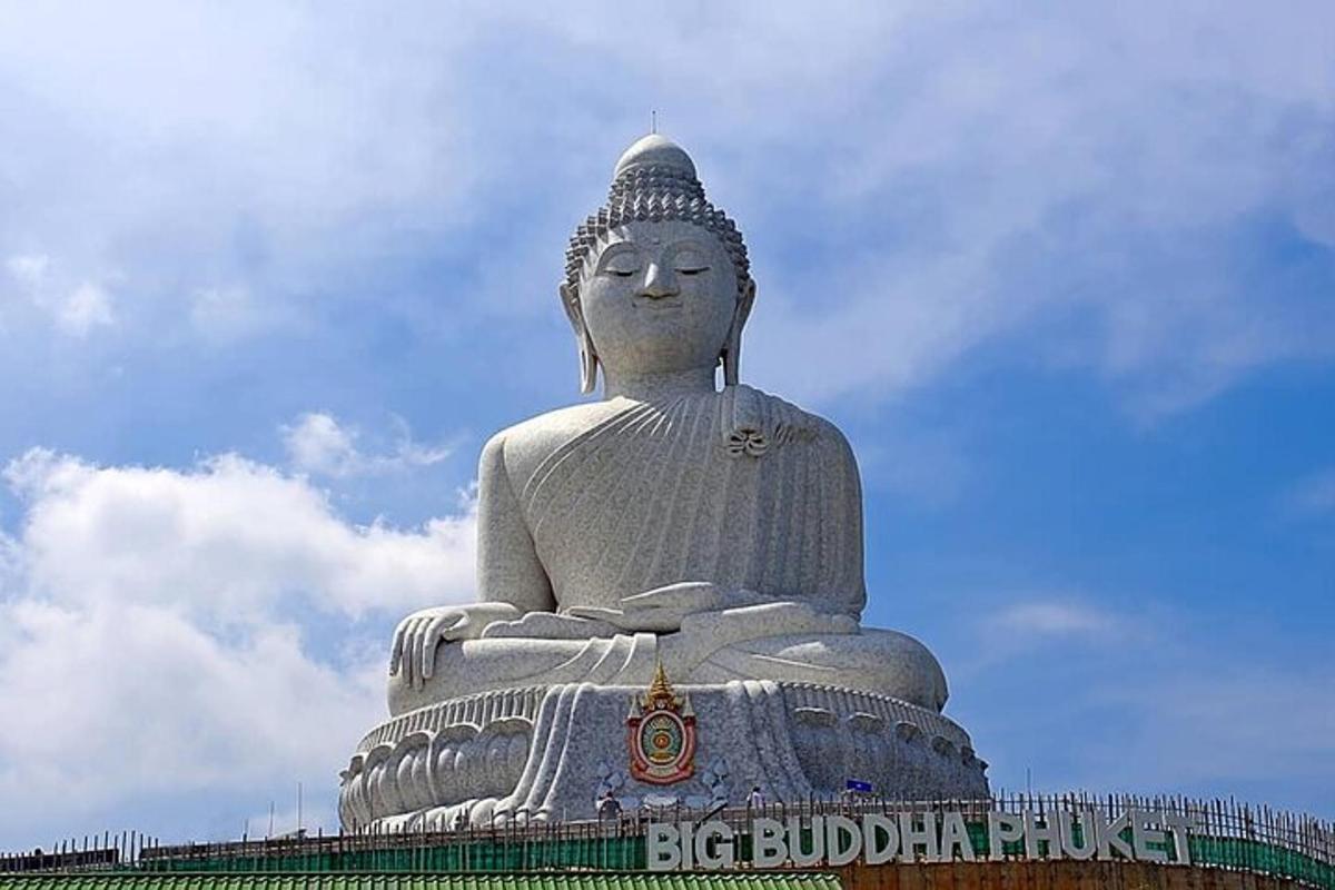 una grande statua di un Buddha in cima a un edificio