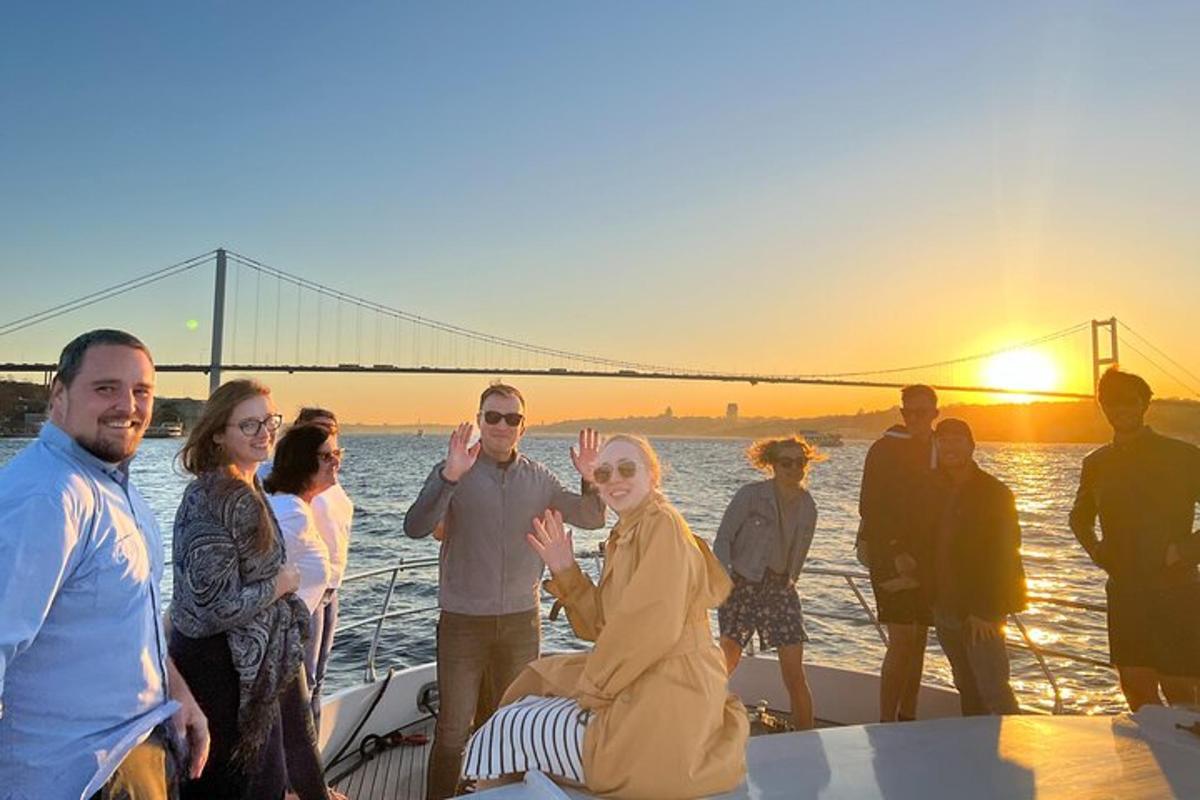 eine Gruppe von Menschen steht auf einem Boot vor einer Brücke