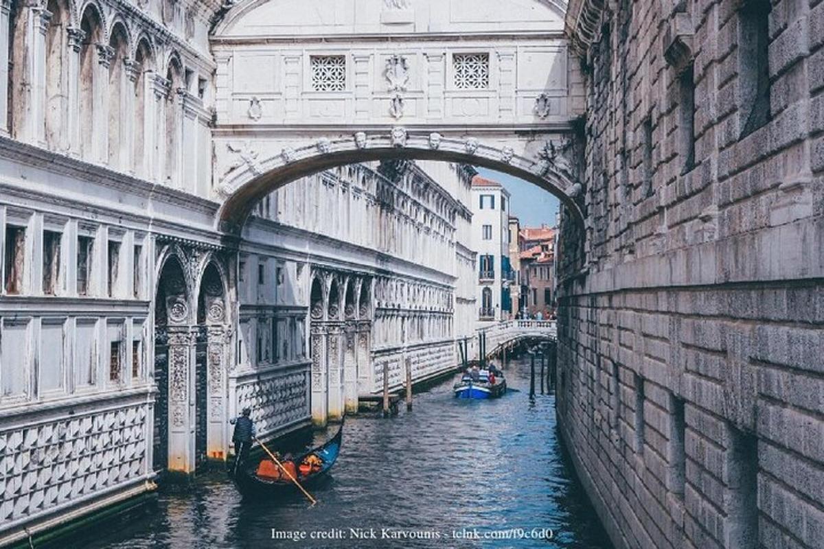 un ponte sopra un canale con barche in acqua