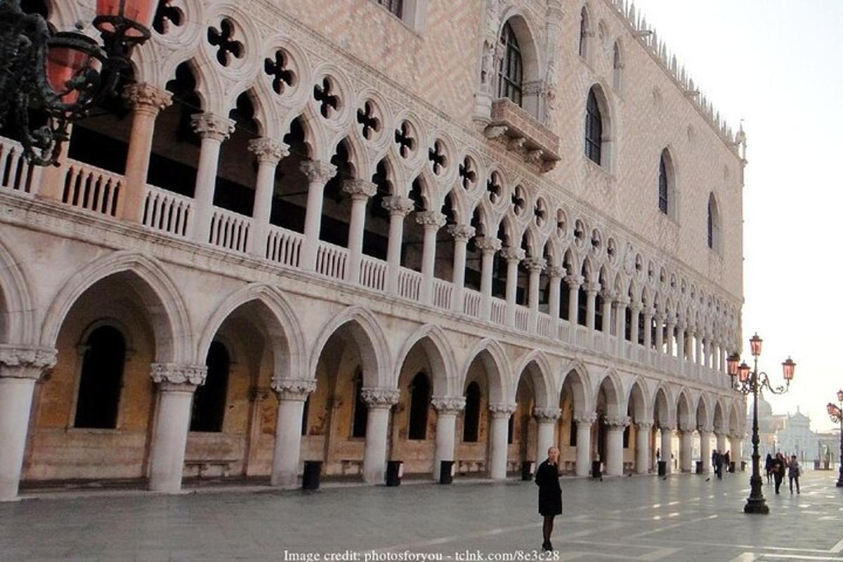 un uomo in piedi davanti a un grande edificio