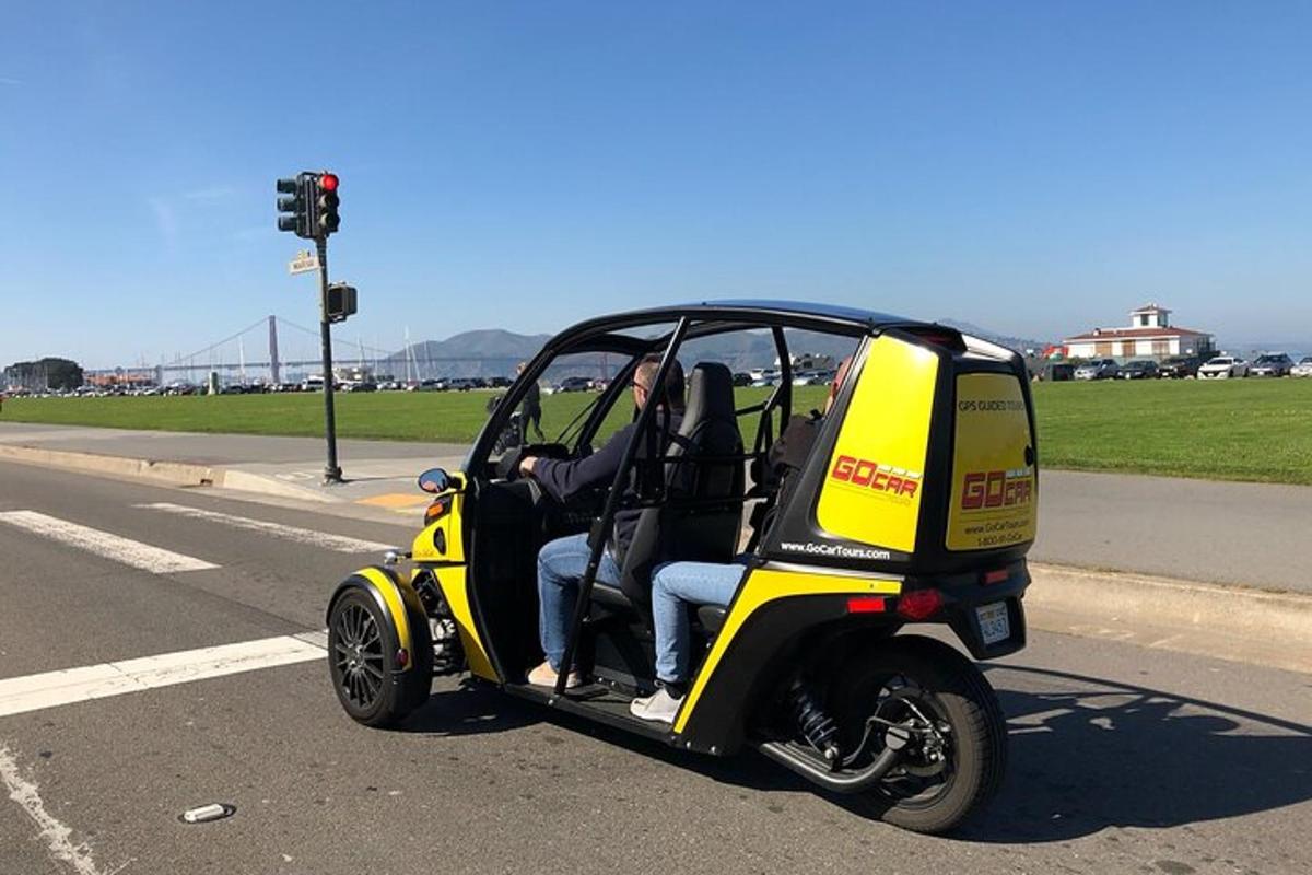 una persona che guida un golf cart sulla strada