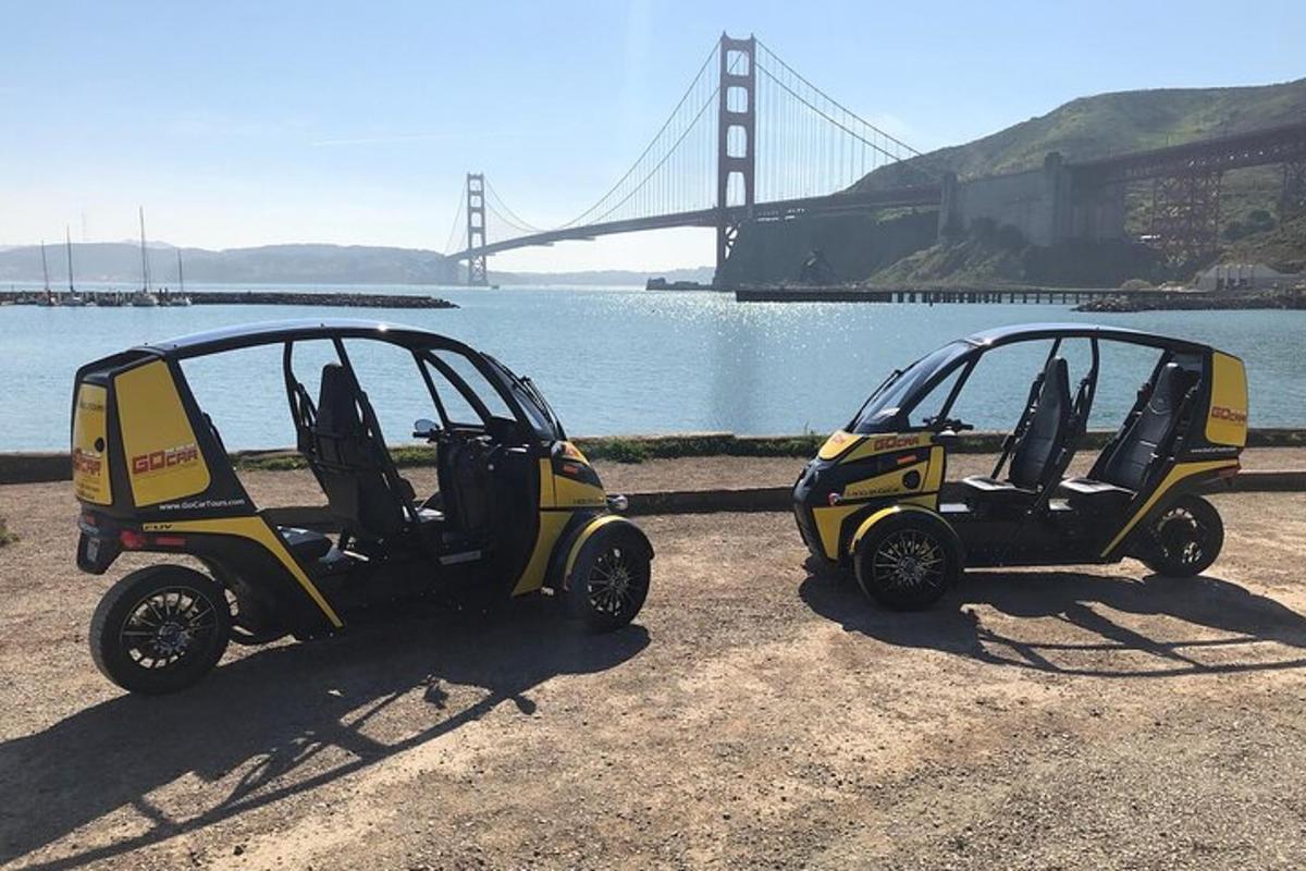 due auto intelligenti parcheggiate davanti a un ponte