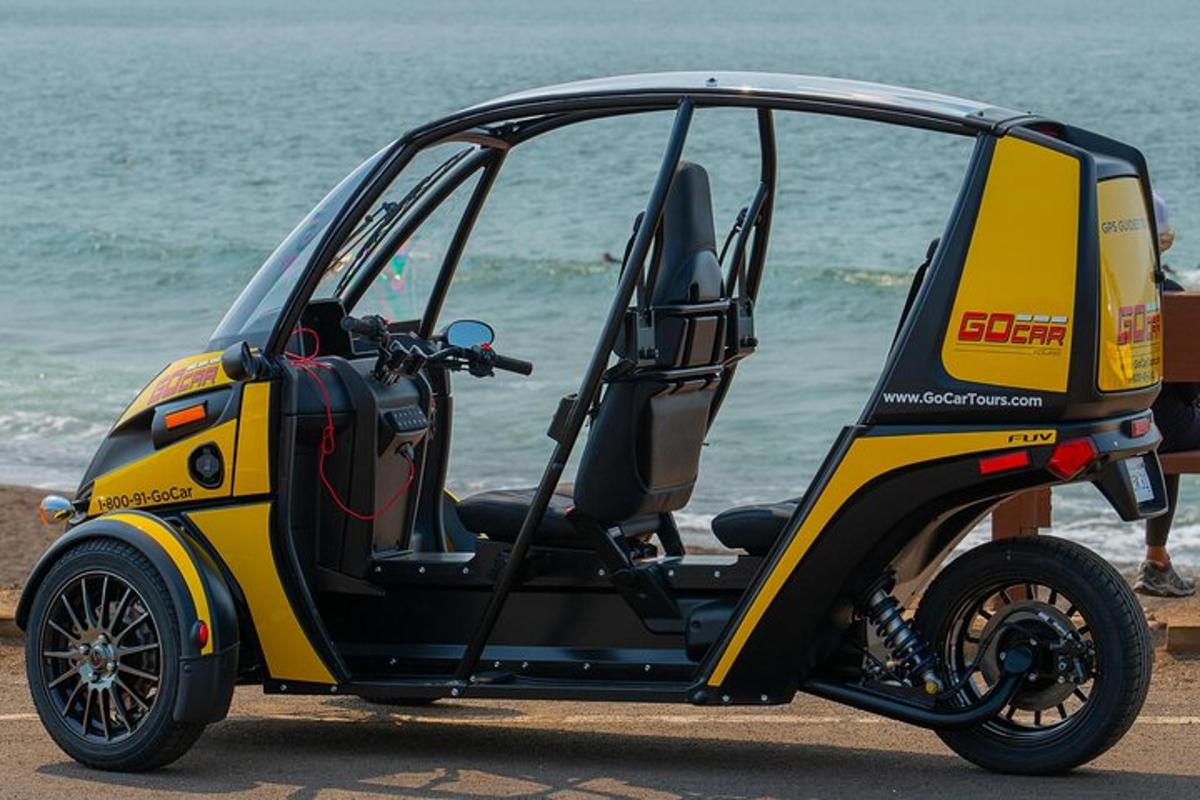 un golf cart giallo e nero parcheggiato sulla spiaggia