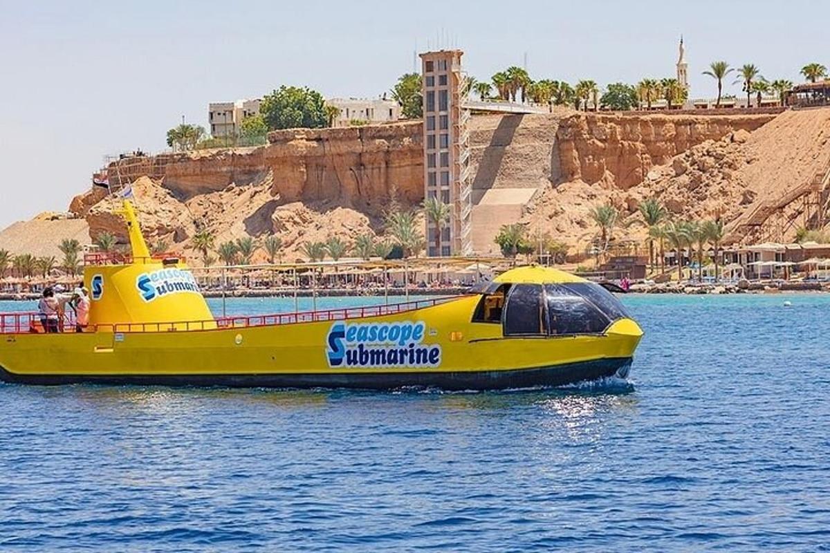 una barca gialla in acqua vicino a una spiaggia
