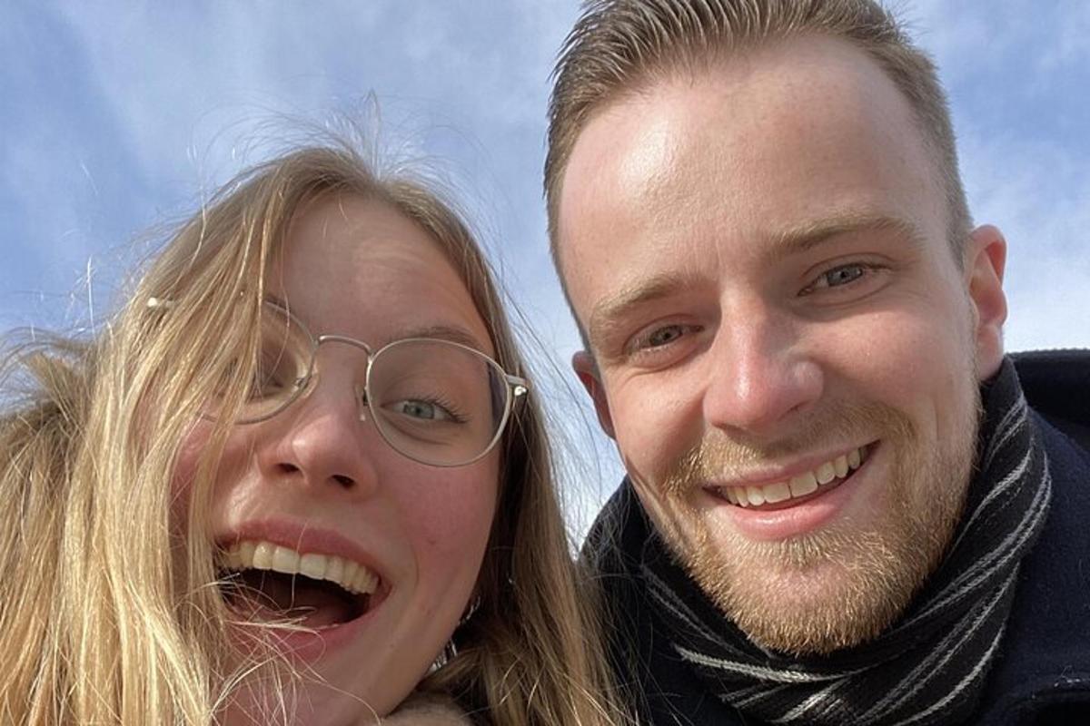 un uomo e una donna posano per una foto