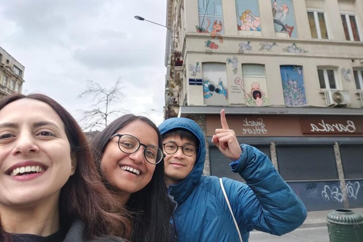 kolmest inimesest koosnev grupp poseerib pildi jaoks