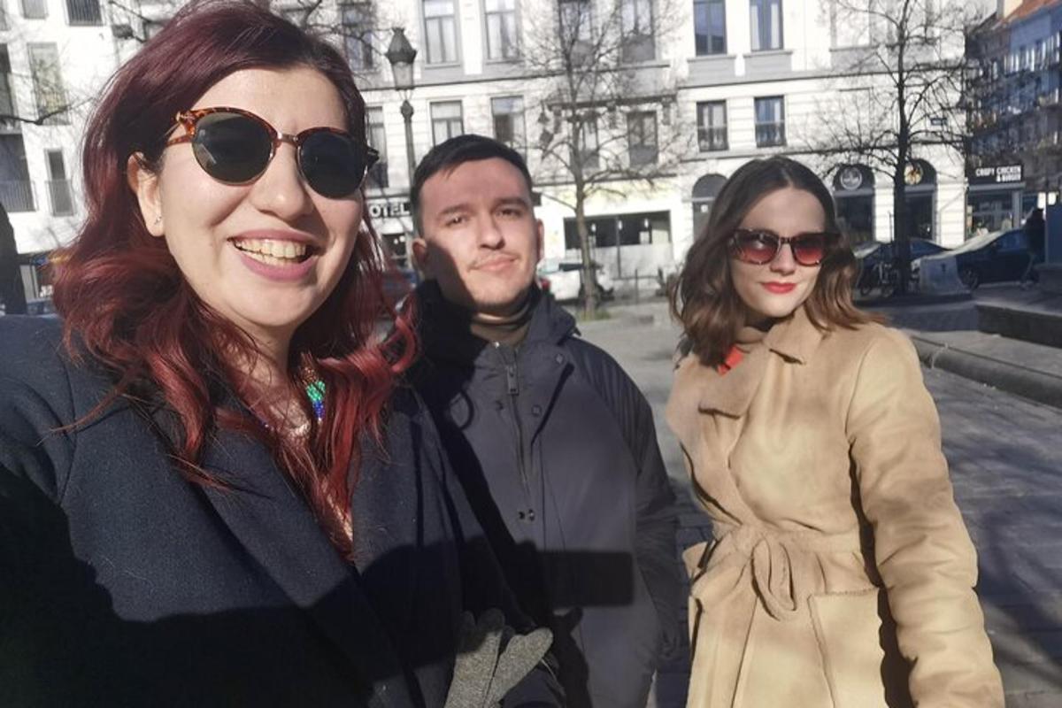 kaks naist ja mees poseerivad pildi jaoks