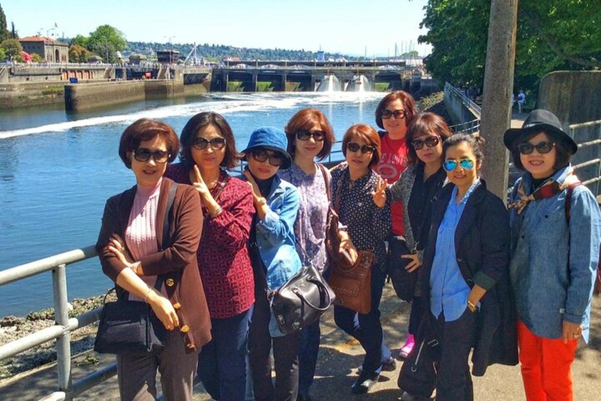 un gruppo di donne in posa per una foto in riva all'acqua